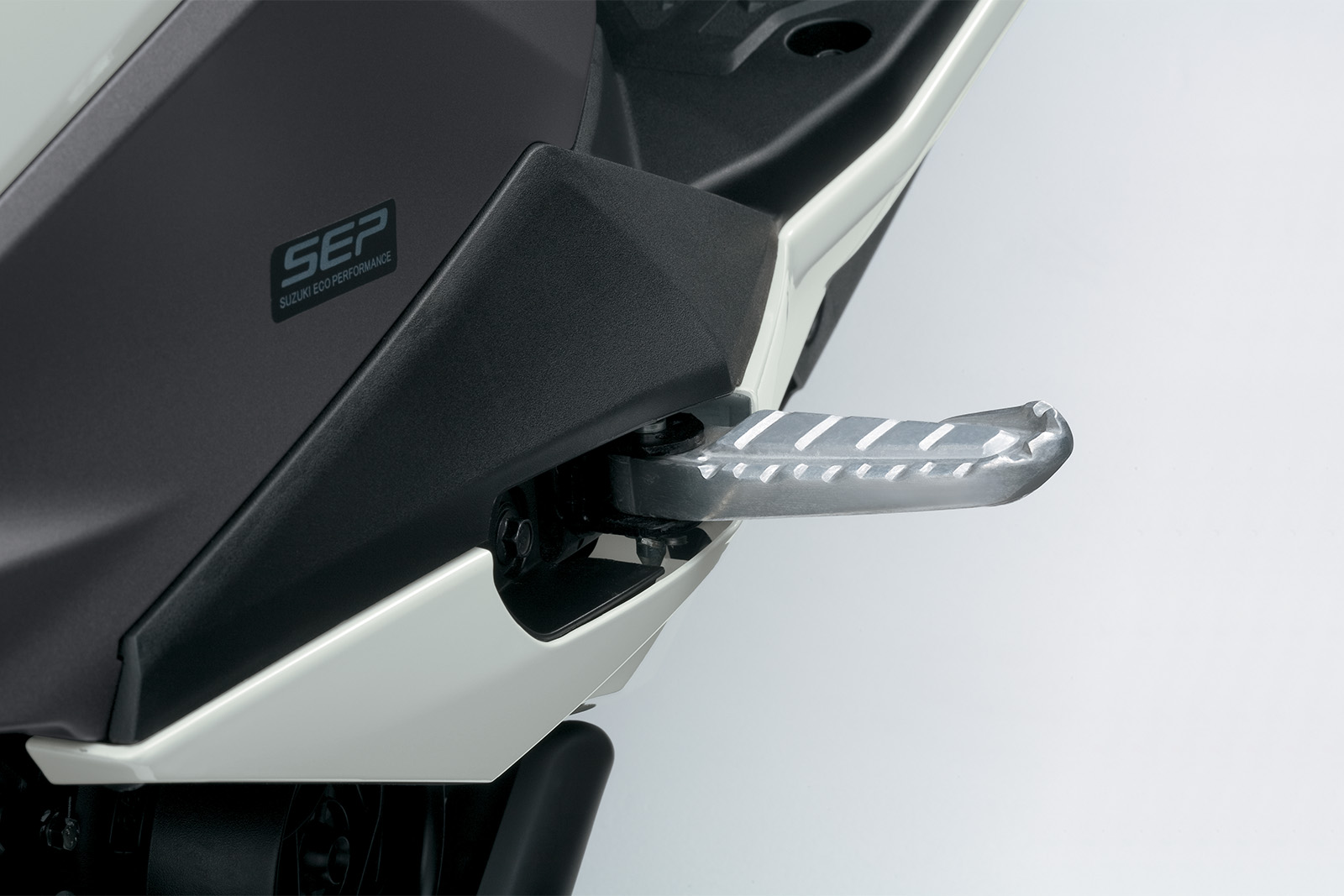 Avenis_125_M3_Footrests